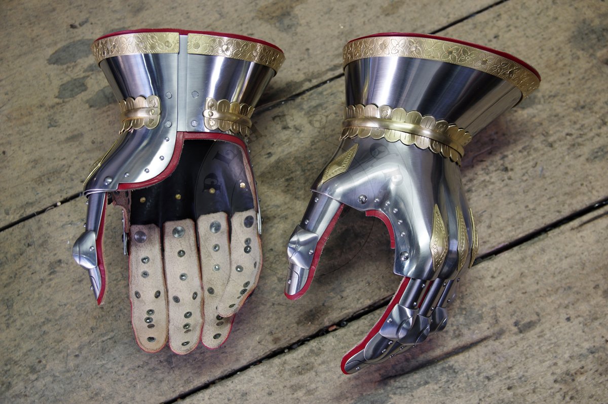 Rkawice klepsydrowe w stylu angielskim na okres bitwy pod Agincourt. Wykonane ze stali redniowglowej, hartowane i odpusczane do 42 HRC./Hourglass gauntlets in english style for battle of Agincourt period. Made of medium carbon steel, heat hardened and tempered up to 42 HRC.